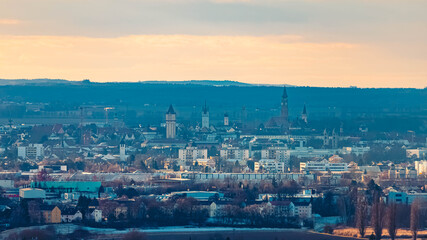 Obraz premium Winter landscape on a sunny evening with the towers of Straubing seen from Mount Bogenberg, Bogen, Danube, Bavaria, Germany