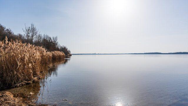 Der Cospudener See bei Leipzig an einem sonnigen Fr&uuml;hjahrstag im M&auml;rz