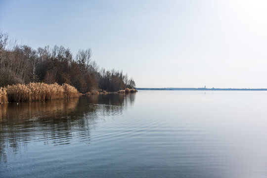 Der Cospudener See bei Leipzig an einem sonnigen Fr&uuml;hjahrstag im M&auml;rz