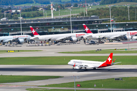 Titel: Helvetic Airways passenger airplane Embraer E190LR registration HB-JVM landing at Swiss Z&uuml;rich Airport on a late summer day. Photo taken September 15th, 2025, Zurich Airport, Switzerland.