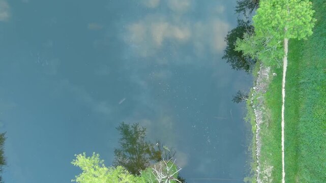 Vue a&eacute;rienne des reflets drone dans étang de Brive