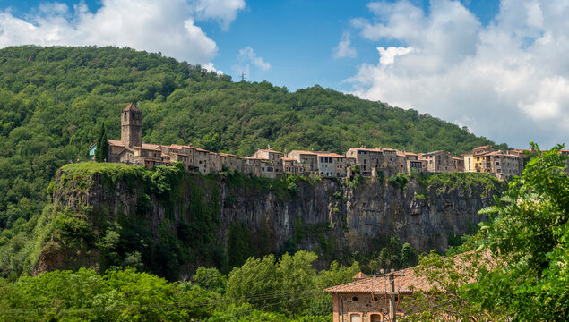 Castellfollit de la Roca cliffside village, La Garrotxa Volcanic Zone Natural Park, Province of Girona, Catalonia, Spain