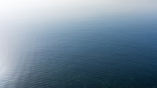 Eine ruhige blaue Wasseroberfl&auml;che