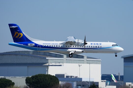 Mandarin airlines atr 72 600 atterrissage vue cot&eacute;