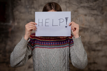 dziewczyna trzymająca kartkę z tekstem © anix