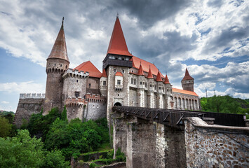 Fototapeta premium Hunedoara Castle, also known a Corvin Castle or Hunyadi Castle, is a Gothic-Renaissance castle in Hunedoara, Romania 