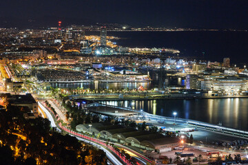 Fototapeta premium la ciudad de Barcelona de noche desde lo alto de la montaña en el mediterráneo