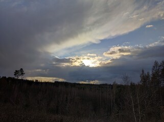 Fototapeta premium Sonnenuntergang hinter schwarzen Wolken