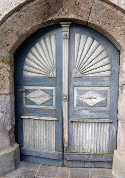 old wooden door dating back to 1840 - altes Hoftor aus dem Jahre 1840
