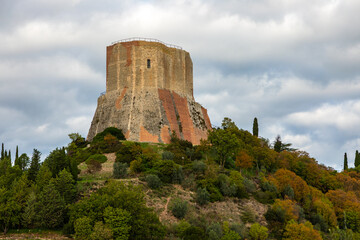 Obraz premium Rocca di Tentennano medieval tower in Castiglione d'Orcia, Tuscany, Italy.