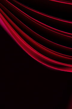 P&aacute;ginas de papel de un libro abri&eacute;ndose con curvas, formando un abanico de papel con bordes arqueados    formando un original dise&ntilde;o abstracto con fondo negro.