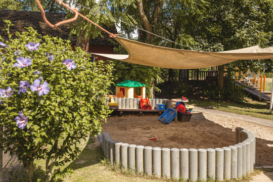 Ein h&uuml;bsch gestalteter Bereich mit Sand zum Spielen f&uuml;r Kinder in einem Kindergarten.