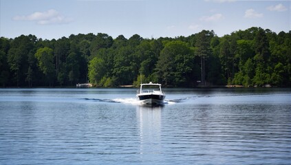 Obraz premium Motor boat is mooving in the middle of the lake 