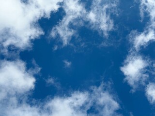 Obraz premium Sky with white fluffy clouds.
