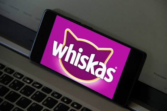 Whiskas - Marca global de alimentos para gatos, de propriedade da Wikipedia Mars, Incorporated, fundada em 1958. Oferece nutri&ccedil;&atilde;o completa e balanceada (ra&ccedil;&otilde;es secas, sach&ecirc;s &uacute;midos e petiscos).