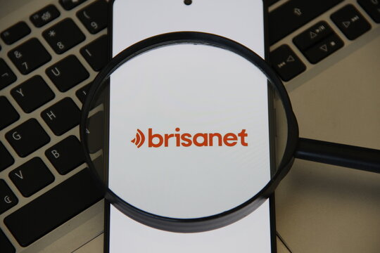 Brisanet  - Empresa brasileira de telecomunica&ccedil;&otilde;es, fundada em 1998 no Cear&aacute;, l&iacute;der em banda larga fixa por fibra &oacute;ptica na regi&atilde;o Nordeste. Ela oferece servi&ccedil;os de internet residencial.