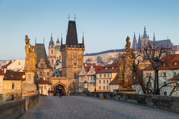 Obraz premium charles Bridge in Prague Czech Republic at sunrise with historic statues