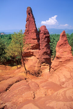 Exploring the ochre formations in the former quarry near Roussillon in France's Luberon region