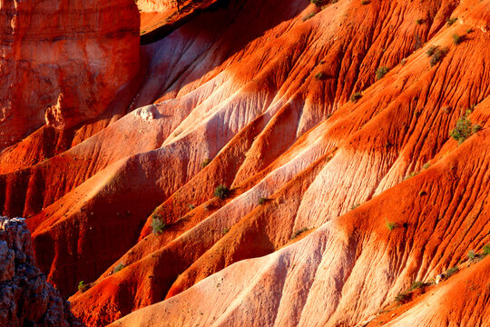 Rocky formations show layers of red and white near Bryce Canyon in Utah during daylight