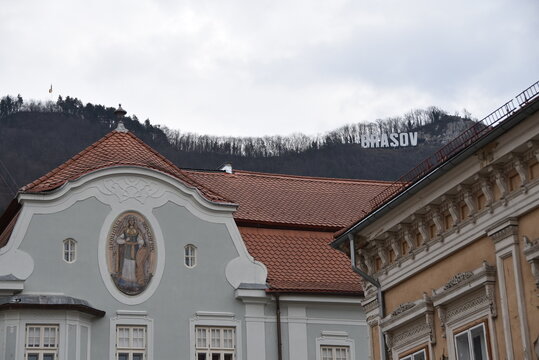 Fa&ccedil;ades color&eacute;es et d&eacute;cor&eacute;es de Brasov, avec le nom de la ville &eacute;crit en fond sur la colline Tampa.