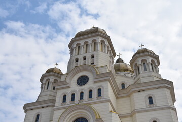 Fototapeta premium A low-angle view of the Romanian Cathedral of the Salvation of the Nation under a blue sky.
