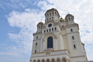 Fototapeta premium Vue en contre-plongée de la Cathédrale du Salut de la Nation roumaine sous un ciel bleu.