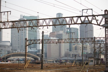 都市部の高層ビル群を背景にした広大な鉄道線路の風景 © JtO