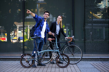 Obraz premium Business people with bicycles walking in urban environment.