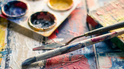 Obraz premium Selective Focus Photography of Paintbrush Near Paint Pallet