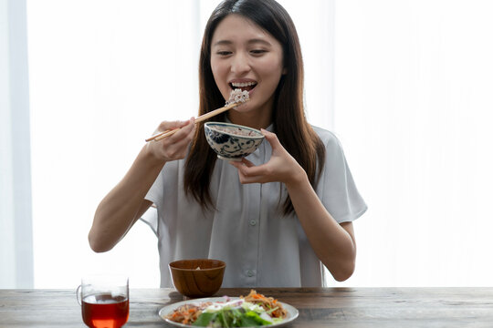 和食を食べる若い日本人女性