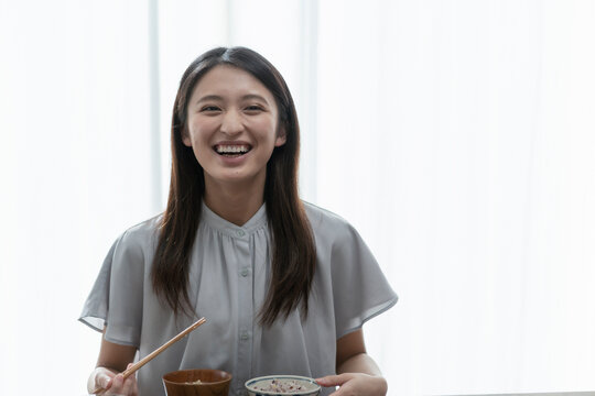 和食を食べる若い日本人女性