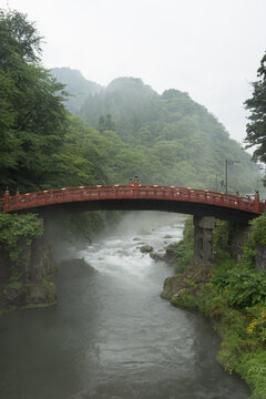 霧に煙る日光神橋