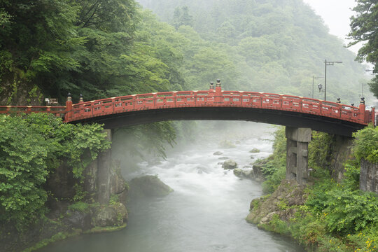 霧に煙る日光神橋