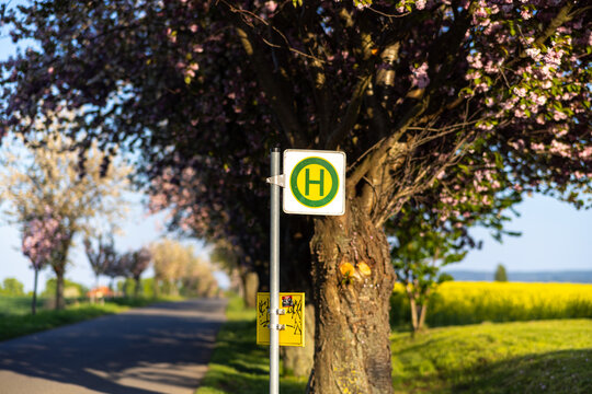 Bushaltestelle auf dem Land Landstra&szlig;e