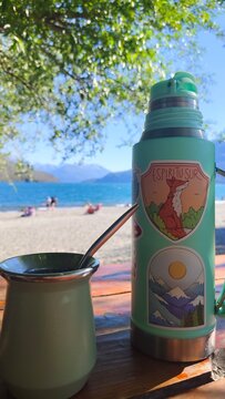 Unos mates en el lago