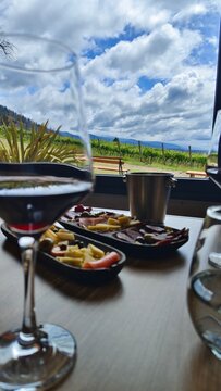 Vino y picada en una bodega en la Patagonia