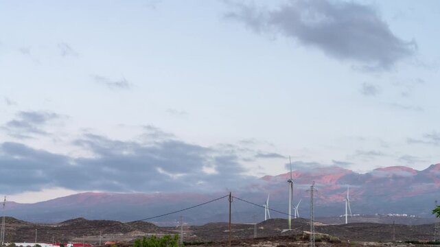 Zeitraffer Sonnenaufgang im S&uuml;den Teneriffas mit Windr&auml;dern und Stromleitungen
