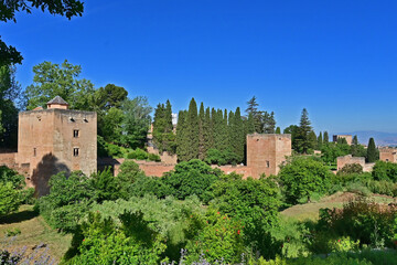 Obraz premium Granada, veduta delle mura del complesso dell'Alhambra dal palazzo del Generalife, Andalusia, Spagna