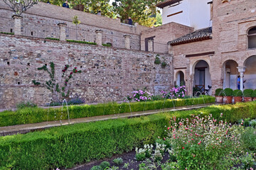 Obraz premium Granada, giardini, roseti e fiori del complesso del Generalife dell'Alhambra, Andalusia, Spagna