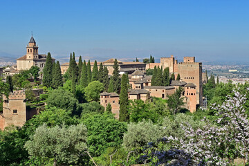 Fototapeta premium Granada, veduta del complesso dell'Alhambra dal palazzo del Generalife, Andalusia, Spagna