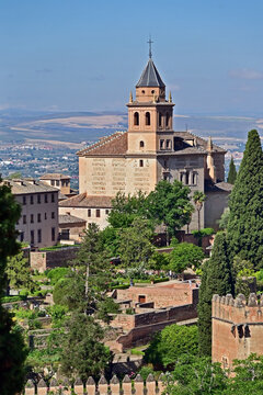 Granada, veduta del complesso dell'Alhambra dal palazzo del Generalife, Andalusia, Spagna