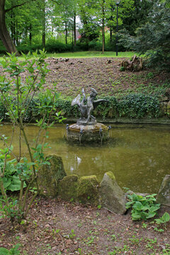 Schwanenteich in Detmold (Schwan mit Knaben)