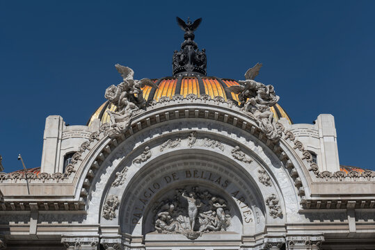 Detail des Eingangsportals des Palacio de Bellas Artes in Mexiko-City