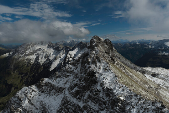 Blick vom Nebelhorn auf eine Gebirgskette der Alpen