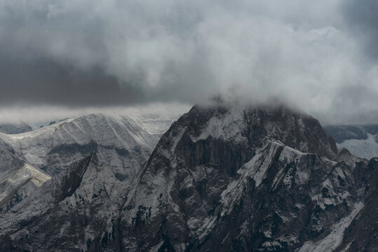 Blick vom Nebelhorn auf die Alpen mit dunklen Wolken