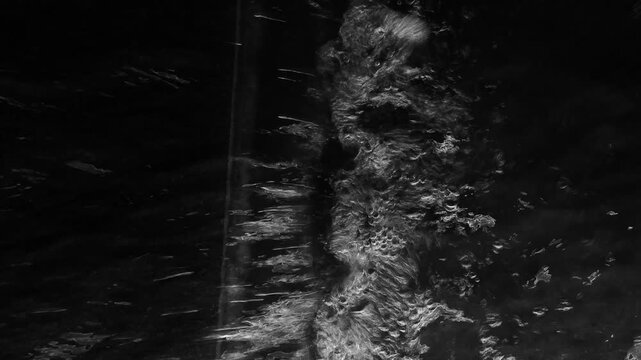 滑らかに流れる水と夜のライトアップ