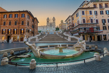 Naklejka premium ROME, ITALY - MAY 31,2017: Spanish Steps and fountain in Piazza Spagna at morning time.