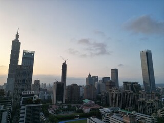 Obraz premium Panoramic view of Taipei city skyline during sunset.
