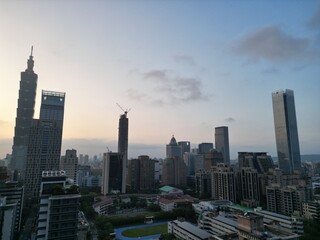 Obraz premium Panoramic view of Taipei city skyline during sunset.