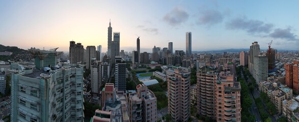 Naklejka premium Panoramic view of Taipei city skyline during sunset.